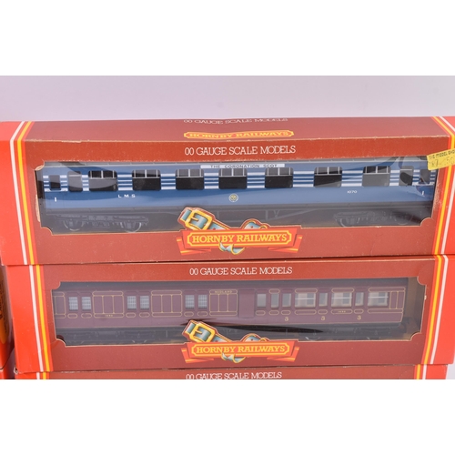 72 - A collection of assorted Hornby OO gauge model railway trainset locomotive rolling stock coaches / c... 