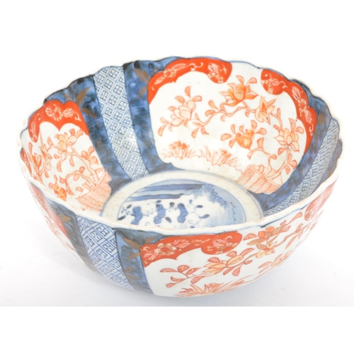 134 - An early 20th century Japanese Imari bowl with scalloped edge and hand painted Imari pattering, toge... 