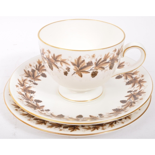 147 - A vintage, retro Wedgwood Autumn Vine porcelain dinner and tea service comprising cups, saucers, pla... 