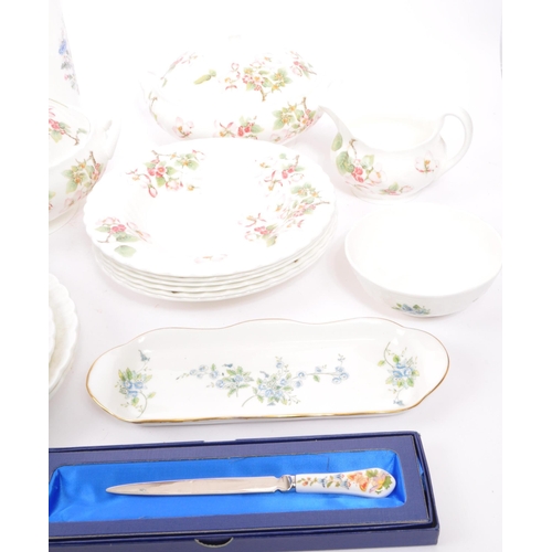 19 - Wedgwood - Apple Blossom - A vintage 20th century Wedgwood bone china dinner service comprising of t... 