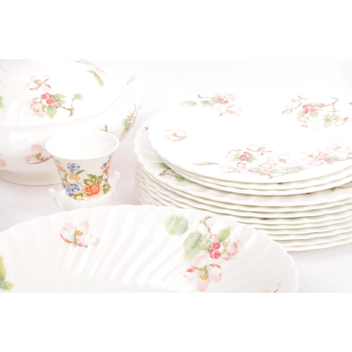 19 - Wedgwood - Apple Blossom - A vintage 20th century Wedgwood bone china dinner service comprising of t... 