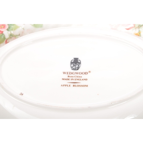 19 - Wedgwood - Apple Blossom - A vintage 20th century Wedgwood bone china dinner service comprising of t... 