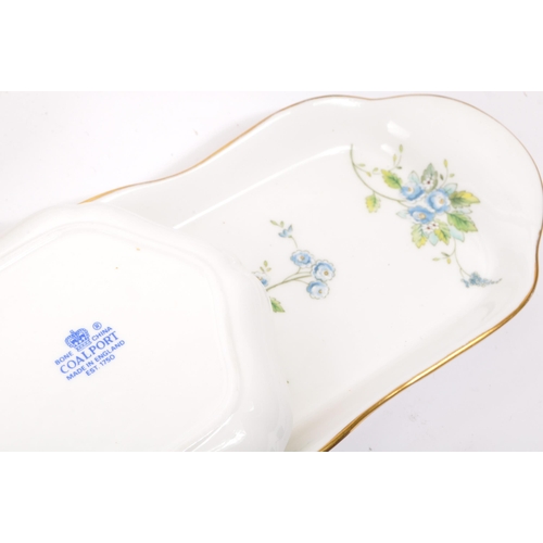 19 - Wedgwood - Apple Blossom - A vintage 20th century Wedgwood bone china dinner service comprising of t... 