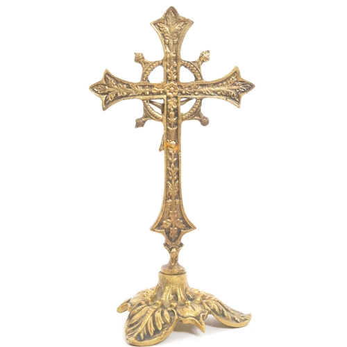 246 - A vintage 20th century religious cross ecclesiastic table top crucifix ornament. With a decorative c... 