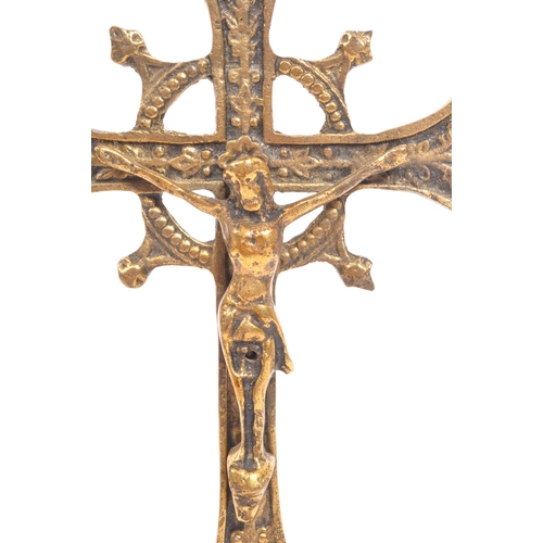 246 - A vintage 20th century religious cross ecclesiastic table top crucifix ornament. With a decorative c... 