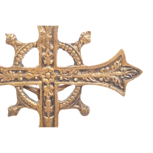 246 - A vintage 20th century religious cross ecclesiastic table top crucifix ornament. With a decorative c... 