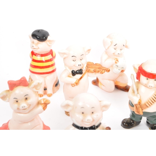 27 - A collection of x17 vintage Danbury Mint ' collectible ' Piggies ' figurines to include Piggie Banke... 