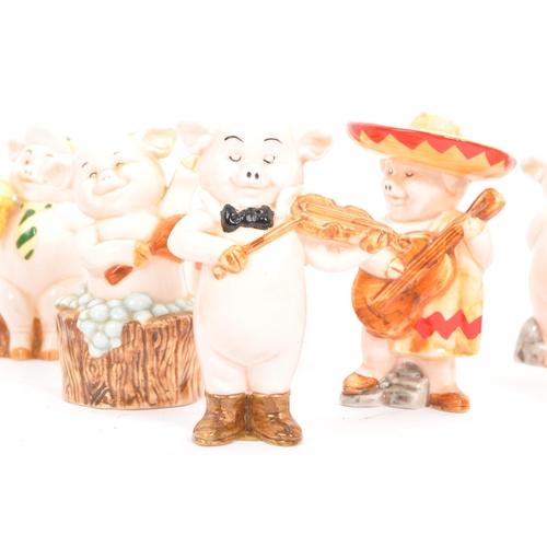 27 - A collection of x17 vintage Danbury Mint ' collectible ' Piggies ' figurines to include Piggie Banke... 