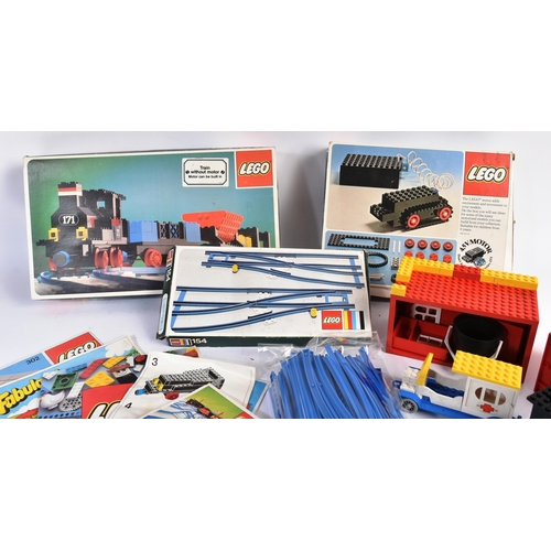 547 - Lego - a collection of vintage Lego sets and loose bricks to include; No. 171 Train without motor, N... 