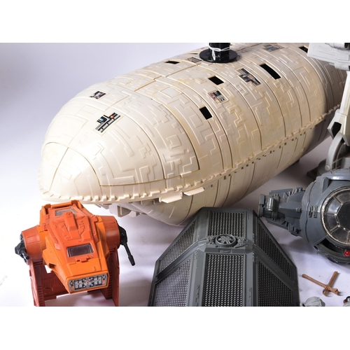 759 - Star Wars - a large collection of assorted vintage Kenner / Palitoy made action figure playsets. Inc... 