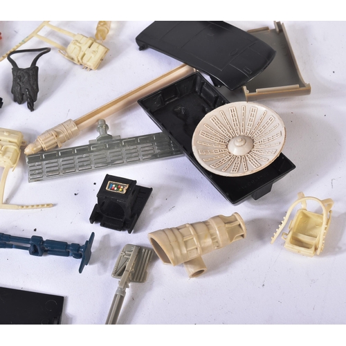 785 - Star Wars - a collection of original vintage Kenner / Palitoy made action figure and playset accesso... 