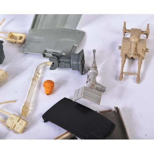 785 - Star Wars - a collection of original vintage Kenner / Palitoy made action figure and playset accesso... 