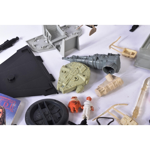 785 - Star Wars - a collection of original vintage Kenner / Palitoy made action figure and playset accesso... 