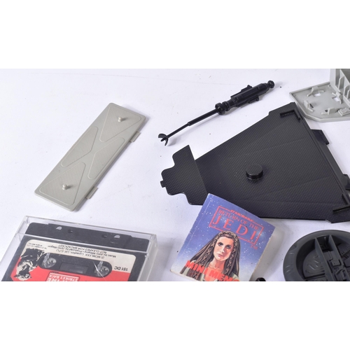 785 - Star Wars - a collection of original vintage Kenner / Palitoy made action figure and playset accesso... 