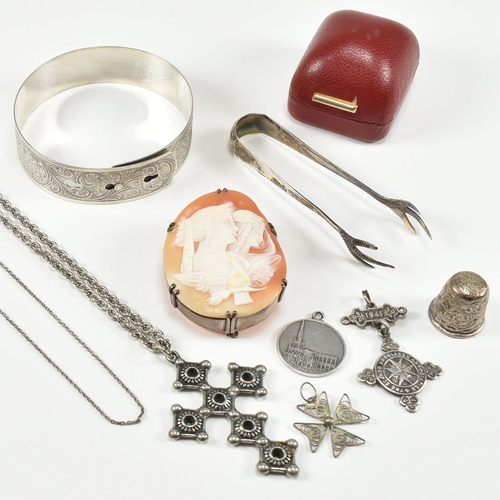An assorted collection of silver & white metal jewellery. The lot to