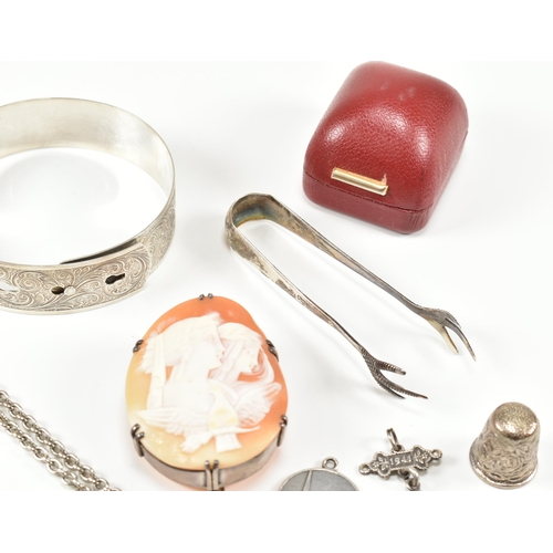 An assorted collection of silver & white metal jewellery. The lot to
