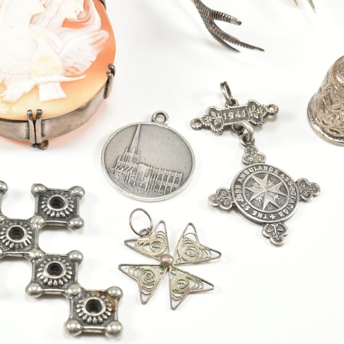 An assorted collection of silver & white metal jewellery. The lot to