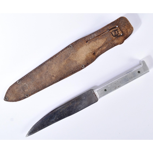 105 - A WWII Second World War period ' Private Purchase ' type soldier's / officer's fighting dagger. Poli... 