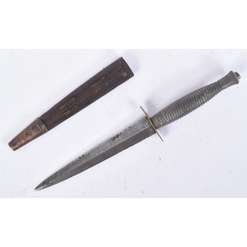 108 - A WWII Second World War British FS Fairbairn Sykes Commando knife. Brass nut to the pommel with a ri... 