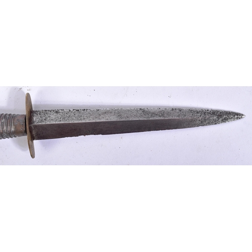 108 - A WWII Second World War British FS Fairbairn Sykes Commando knife. Brass nut to the pommel with a ri... 