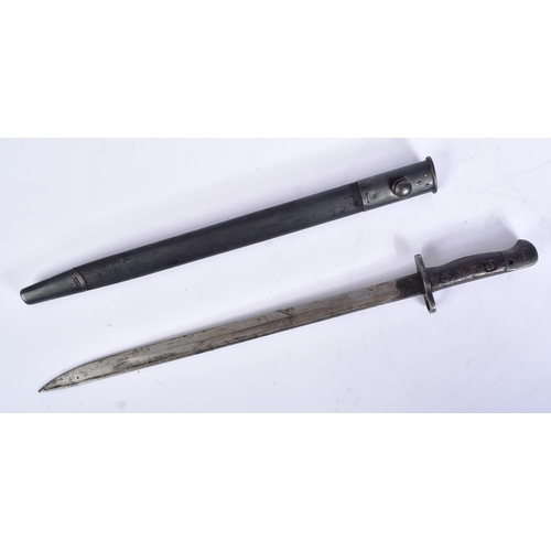 143 - An original WWI First World War era 1907 pattern Lee Enfield sword bayonet. The bayonet having a hoo... 