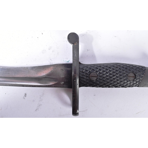 153 - A WWII Second World War Spanish M1941 Bolo rifle bayonet having a black chequered grip, hooked pomme... 