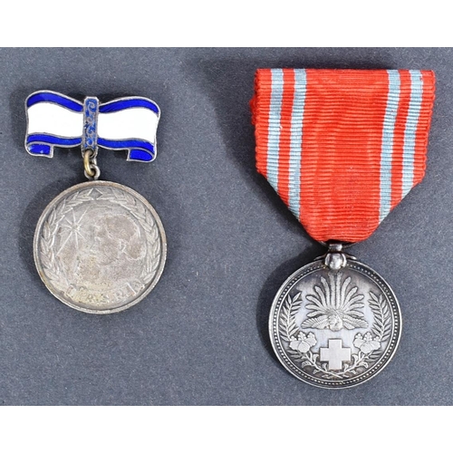 237 - Medals - a collection of assorted unrelated medals and similar items to include: a WWI First World W... 