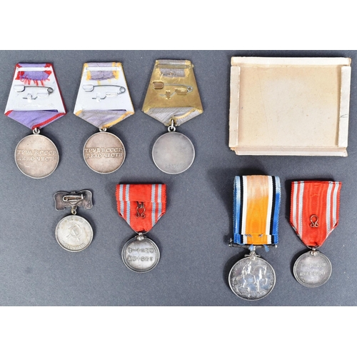 237 - Medals - a collection of assorted unrelated medals and similar items to include: a WWI First World W... 