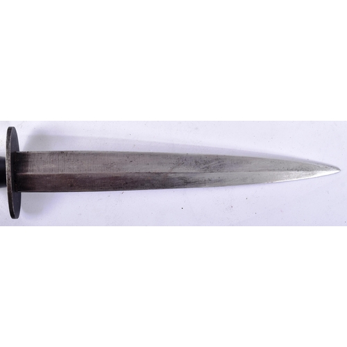 327 - A post WWII Second World War third pattern FS Fairbairn Sykes fighting knife. Typical form with bras... 