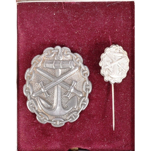 468 - A WWI First World War Imperial German Navy ( Kaiserliche Marine ) wound badge and lapel pin. A silve... 