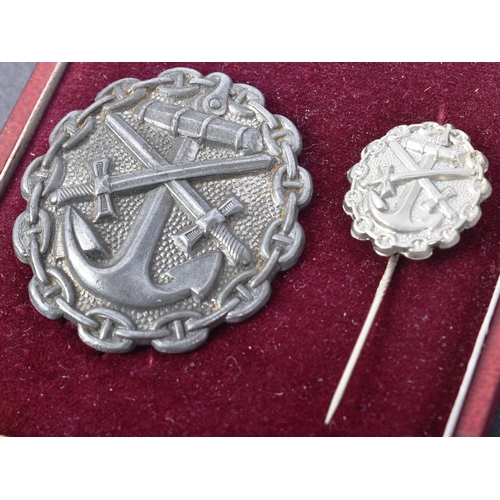 468 - A WWI First World War Imperial German Navy ( Kaiserliche Marine ) wound badge and lapel pin. A silve... 