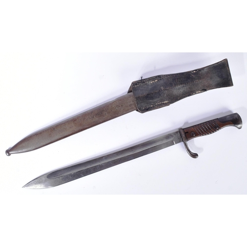 64 - An original WWI First World War Imperial German army SG 98/05 ' Butcher ' rifle bayonet. The blade m... 