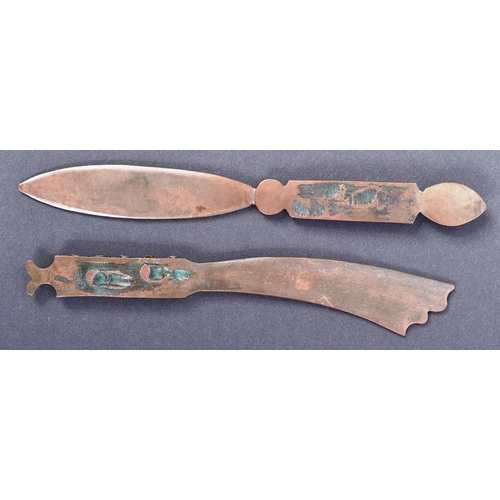 76 - Two WWI First World War British trench art in the form of letter openers. Largest measuring approx 1... 