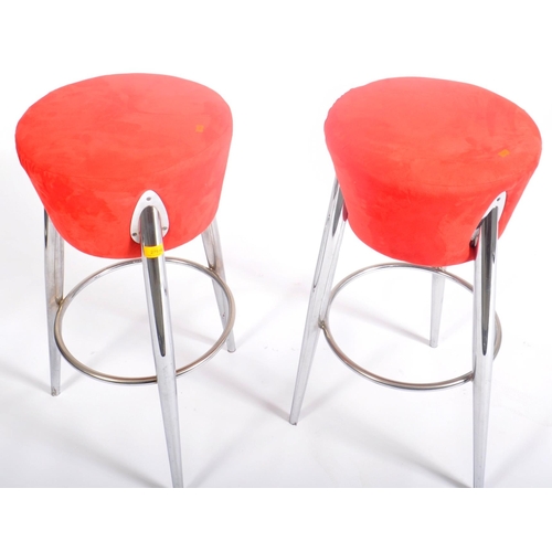 275 - A pair of retro vintage 20th century chrome & velvet atomic bar stool. Each stool having a shaped re... 