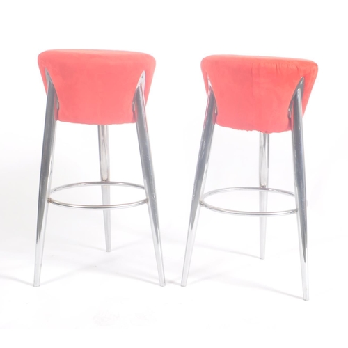 275 - A pair of retro vintage 20th century chrome & velvet atomic bar stool. Each stool having a shaped re... 