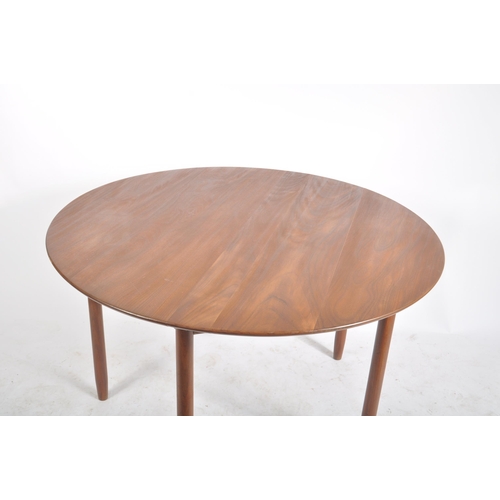 35 - Gordon Russell of Broadway - A bespoke made 20th century walnut dining room table. The table being r... 