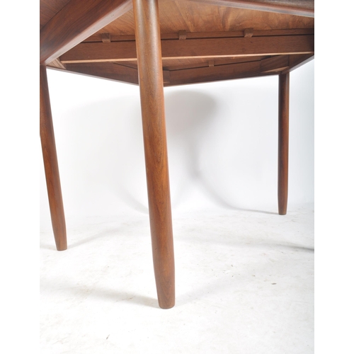 35 - Gordon Russell of Broadway - A bespoke made 20th century walnut dining room table. The table being r... 