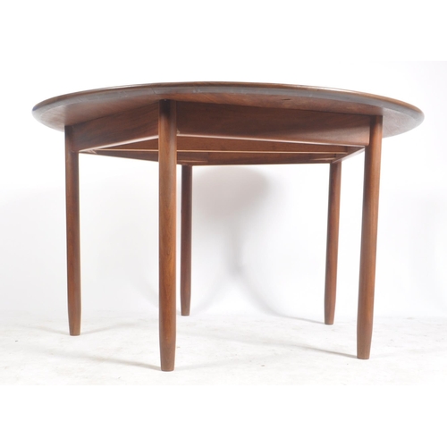 35 - Gordon Russell of Broadway - A bespoke made 20th century walnut dining room table. The table being r... 