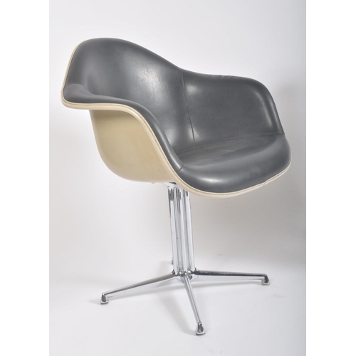 60 - Charles and Ray Eames for Vitra - La Fonda - A matching pair of retro 20th century 1960s fiberglass ... 