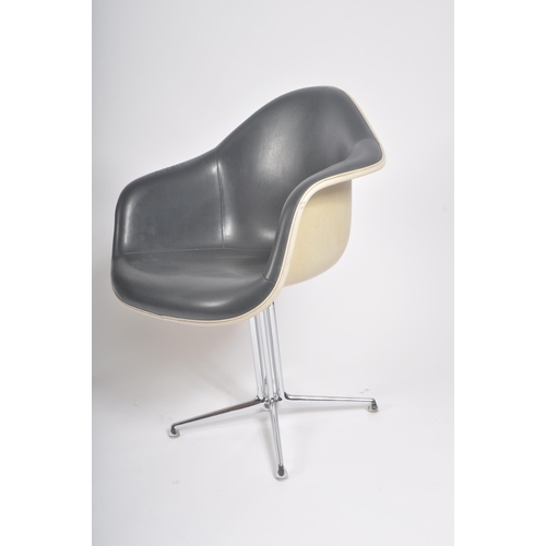 60 - Charles and Ray Eames for Vitra - La Fonda - A matching pair of retro 20th century 1960s fiberglass ... 