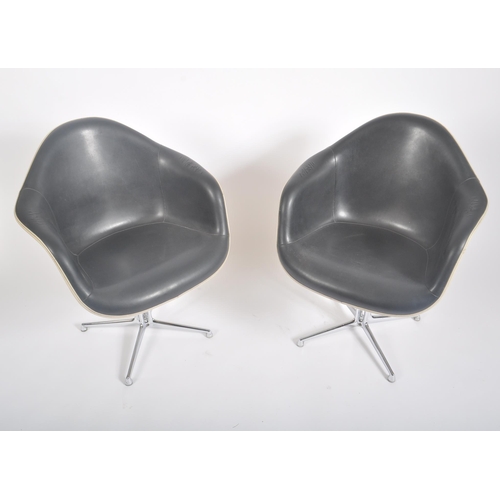 60 - Charles and Ray Eames for Vitra - La Fonda - A matching pair of retro 20th century 1960s fiberglass ... 