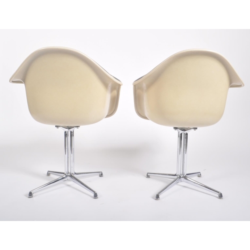 60 - Charles and Ray Eames for Vitra - La Fonda - A matching pair of retro 20th century 1960s fiberglass ... 