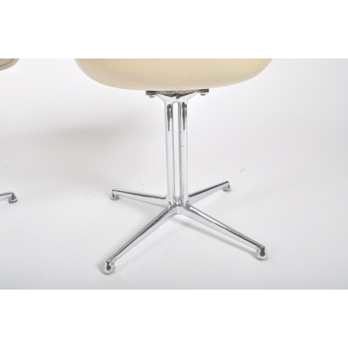 60 - Charles and Ray Eames for Vitra - La Fonda - A matching pair of retro 20th century 1960s fiberglass ... 