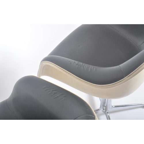 60 - Charles and Ray Eames for Vitra - La Fonda - A matching pair of retro 20th century 1960s fiberglass ... 