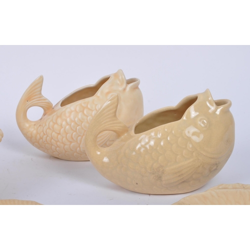 73 - A vintage 20th century circa 1930s ceramic pottery Shorter & Son novelty fish dinner service. The se... 