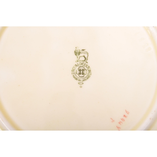 131 - An early 20th century 'Venice' 16 piece tea set / service by Royal Doulton. Consisting of 7 x cups, ... 