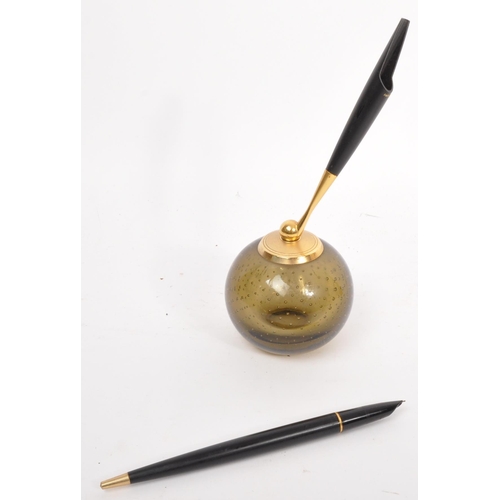 132 - A collection of five vintage retro mid 20th Century art glass pieces. Lot consists of; Whitefriars c... 