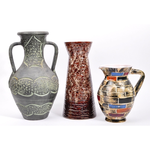 141 - A collection of vintage 20th century studio pottery and ceramics to a Kernweck of Cornwall pottery v... 