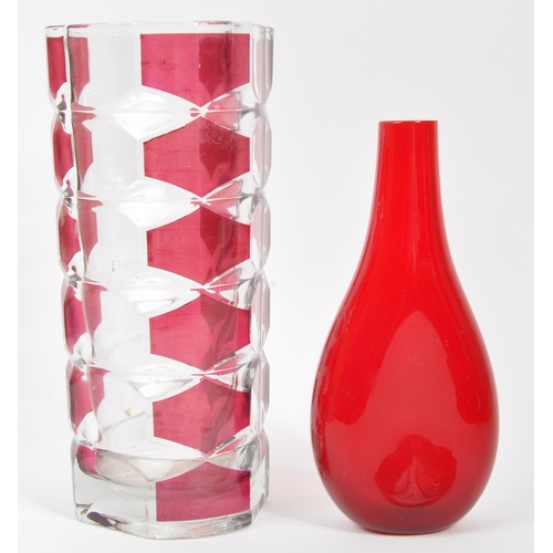 142 - A collection of retro mid 20th century glass to include a French cranberry Luminarc faceted vase, a ... 