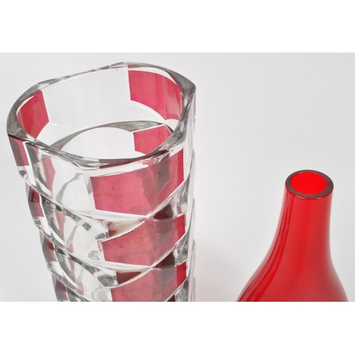 142 - A collection of retro mid 20th century glass to include a French cranberry Luminarc faceted vase, a ... 